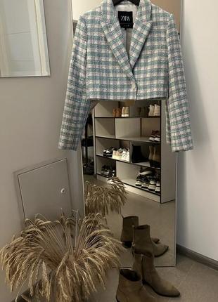 Фантастический твидовый пиджак из плотной ткани от бренда zara
