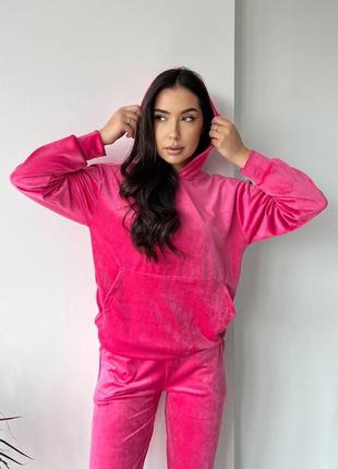 Женский велюровый костюм.