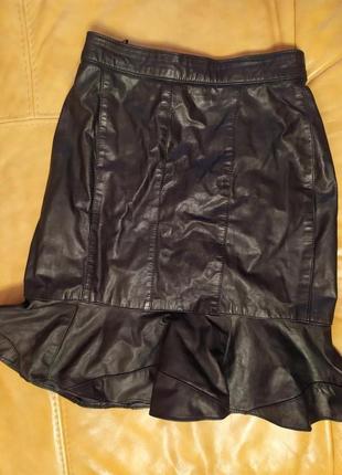 Шкіряна чорна спідниця з воланом