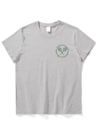 Серая футболка с зеленым рисунком теннис стиль old money4 фото