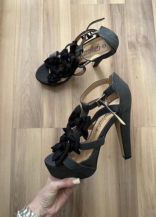 Стильные серые босоножки на массивном каблуке с платформой и бантиками new look 40