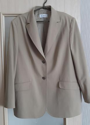 Женский бежевый пиджак