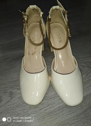 Очень красивые туфельки, на тонкую ножку, очень красивые на ножке выглядят