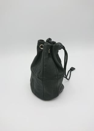 Небольшая кожаная сумочка с круглым дном для объектива