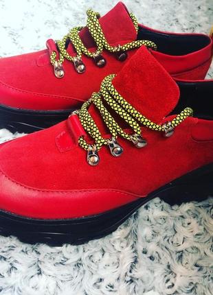 Кросівки женскі