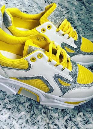 Кросівки жіночі