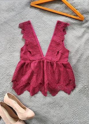 Дуже гарна ажурна кружевна нарядна блуза блузка майка з глибоким вирізом topshop