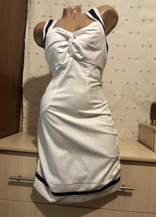 Платье с открытыми плечами