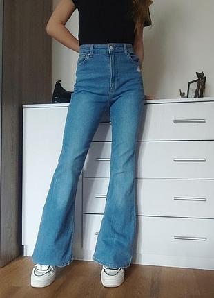 Джинсы клёш bershka