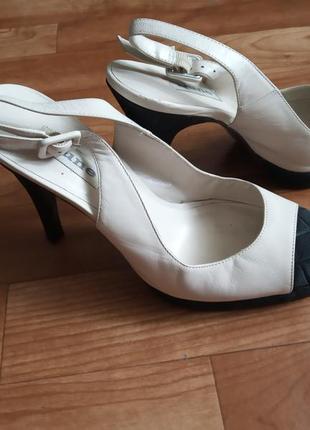 Туфлі-босоніжки