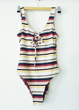 Класний злитий купальник в смужку на шнурівці