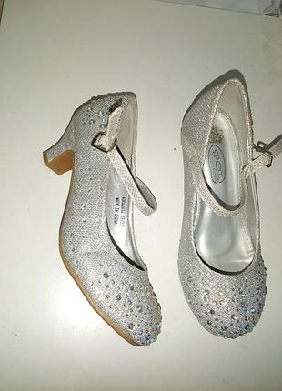 Туфли в стразах на каблуках  32 размер