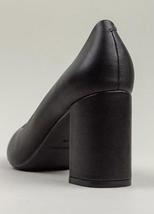 Туфли на каблуках с острым носком пудра черные5 фото