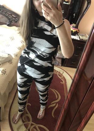 Костюм чорно білого кольору