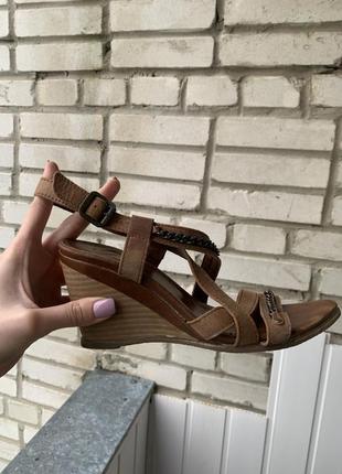 Босоніжки шкіряні