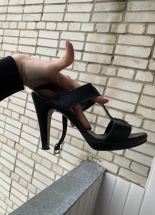 Босоніжки шкіряні