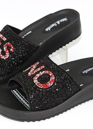 Стильные черные блестящие шлепанцы с красной надписью на танкетке турция