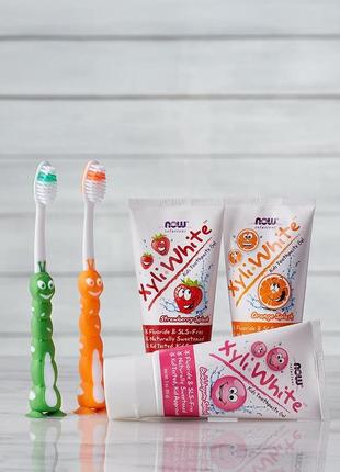 Now foods xyliwhite зубная паста-гель для детей без фторидов, клубничный вкус. 85 г7 фото