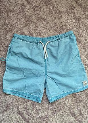 Блакитні літні шорти для пляжної прогулянки