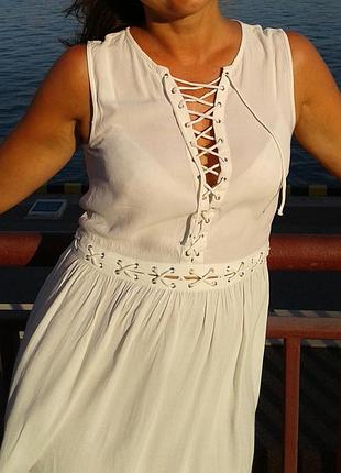 Прекрасное легкое платье со шнуровкой