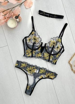 Комплект белья  с вышивкой. бюст корсет и трусики. бюстье корсет и трусики
