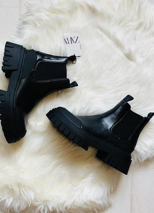 Ботинки челсі на тракторній підошві zara