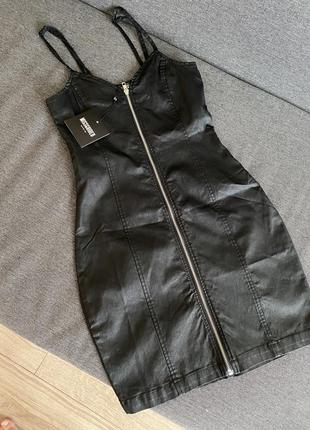 Женское мини платье missguided из экокожи1 фото