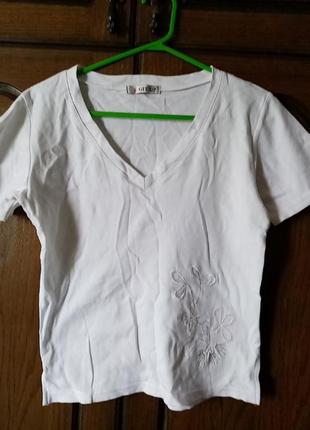 Футболка з вишивкою