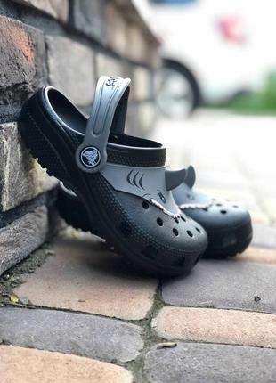 Купит детские кроксы crocs classic shark сабо крокс