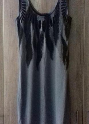 Платье мини серого цвета с оригинальным принтом2 фото