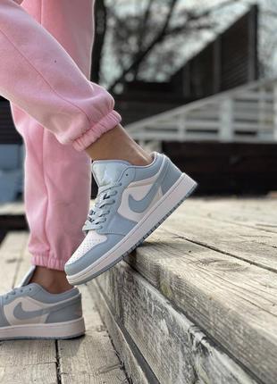 Кроссовки nike air jordan retro 1 low light blue