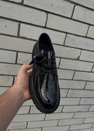 Туфли женские черные на невысоком каблуке натуральная лаковая кожа4 фото