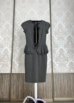Сіре плаття футляр з баскою сукня міді2 фото