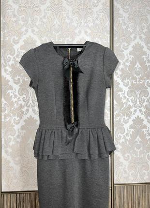 Сіре плаття футляр з баскою сукня міді3 фото
