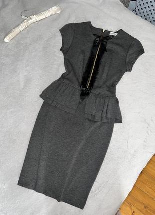 Сіре плаття футляр з баскою сукня міді1 фото