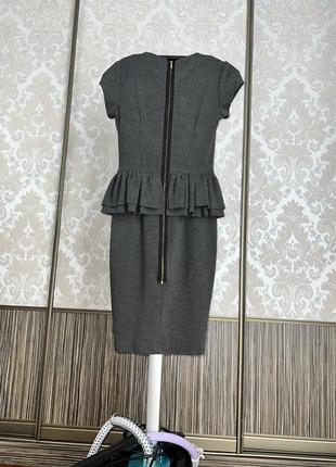 Сіре плаття футляр з баскою сукня міді4 фото