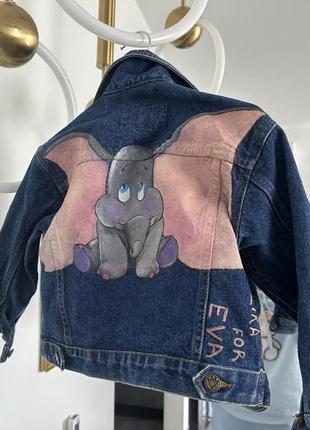 Джинсова куртка з індивідуальним малюнком дамбо