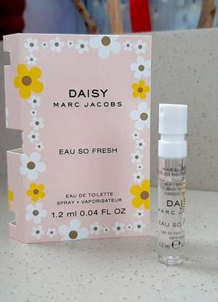 Marc jacobs daisy eau so fresh💥оригінал мініатюра пробник mini spray 1,2 мл книжка1 фото