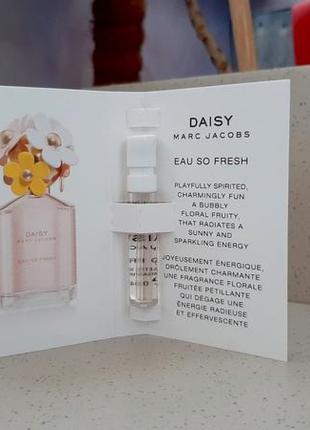 Marc jacobs daisy eau so fresh💥оригінал мініатюра пробник mini spray 1,2 мл книжка2 фото