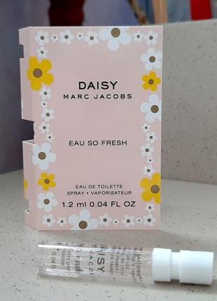 Marc jacobs daisy eau so fresh💥оригінал мініатюра пробник mini spray 1,2 мл книжка3 фото