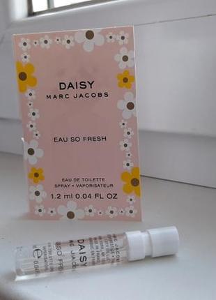 Marc jacobs daisy eau so fresh💥оригінал мініатюра пробник mini spray 1,2 мл книжка8 фото