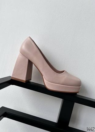 Бежевые кожаные туфли на высоком толстом удобном устойчивом каблуке с платформой квадратным носком классические трендовые актуальные беж7 фото