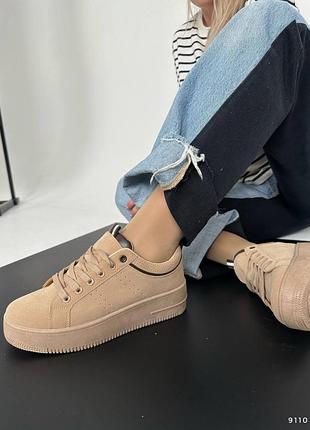 Кросівки жіночі