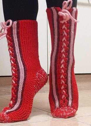 Ярко-красные носки со шнуровкой