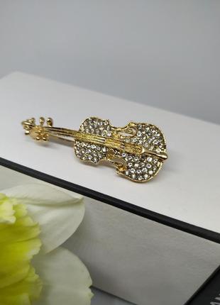 Красивая блестящая брошь скрипка золотистая с камешками пен значок для музыканта4 фото