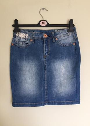 Джинсова спідниця з мереживними вставками