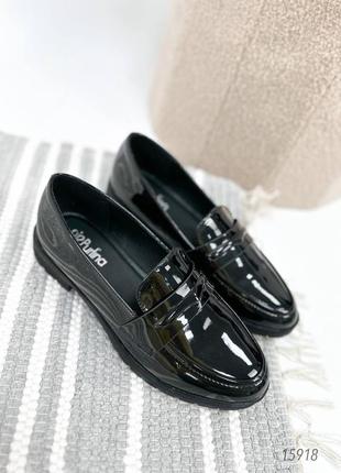 Чорні лаковані стильні туфлі - лофери10 фото