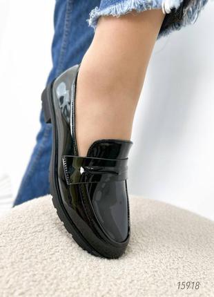 Чорні лаковані стильні туфлі - лофери8 фото
