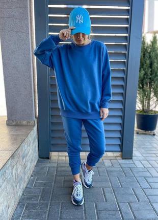 Модный прогулочный костюм