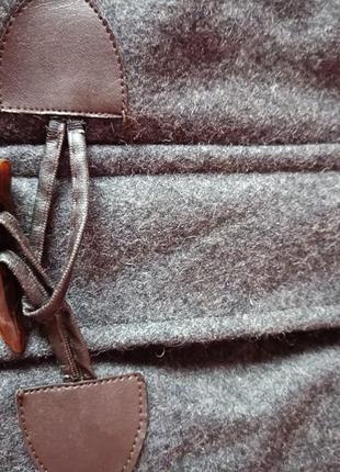 Женское драповое пальто на подкладке с капюшоном серого цвета10 фото
